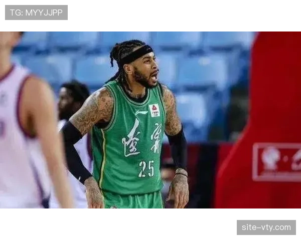 内外结合战术通过低位威胁吸引包夹创造机会